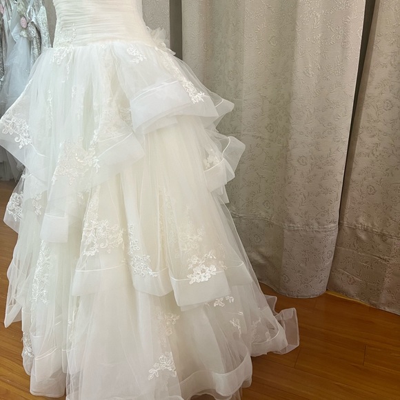 Vera Wang bridal dress. Never used. Beautiful. Alter 2 sizes down and 1 size up - Picture 5 of 7